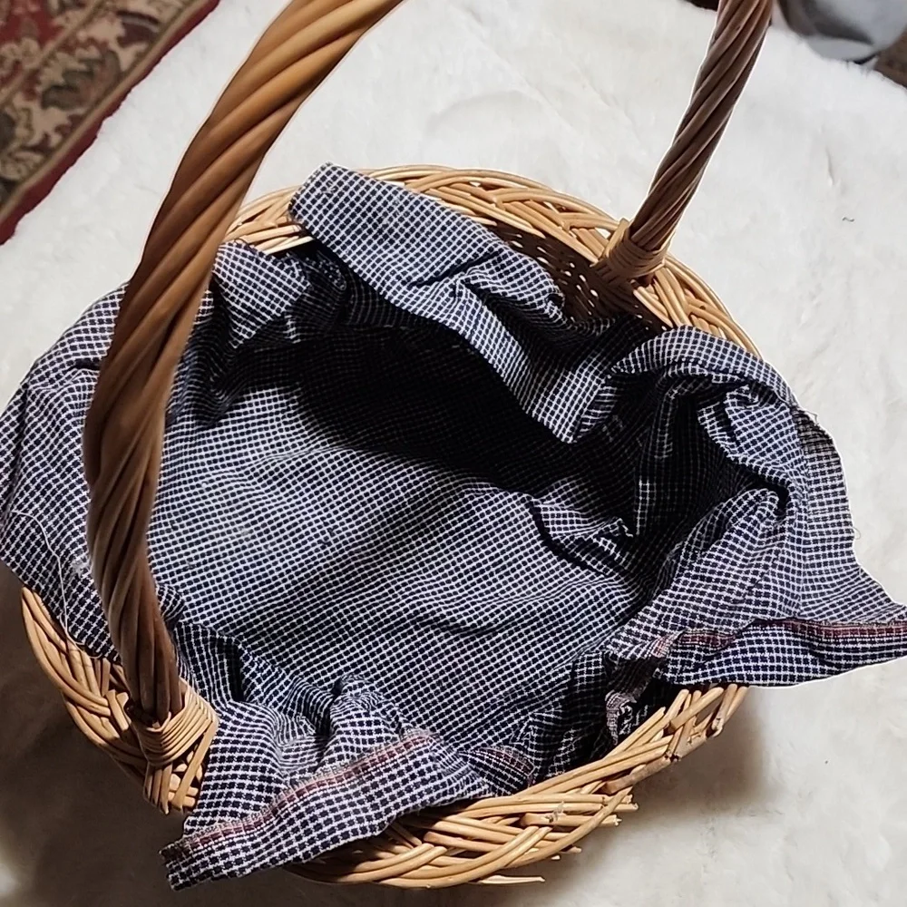 Wicker Basket with Blue Checkered Cloth.  SEE PHOTOS !! - Picture 4 of 7